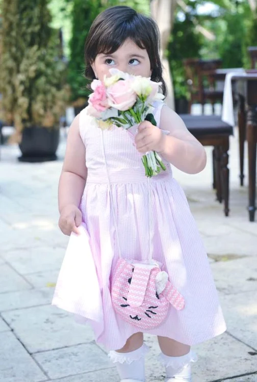 Elena-Carolina a purtat o rochiţă de prinţesă şi a avut o gentuţă în ton cu ţinuta