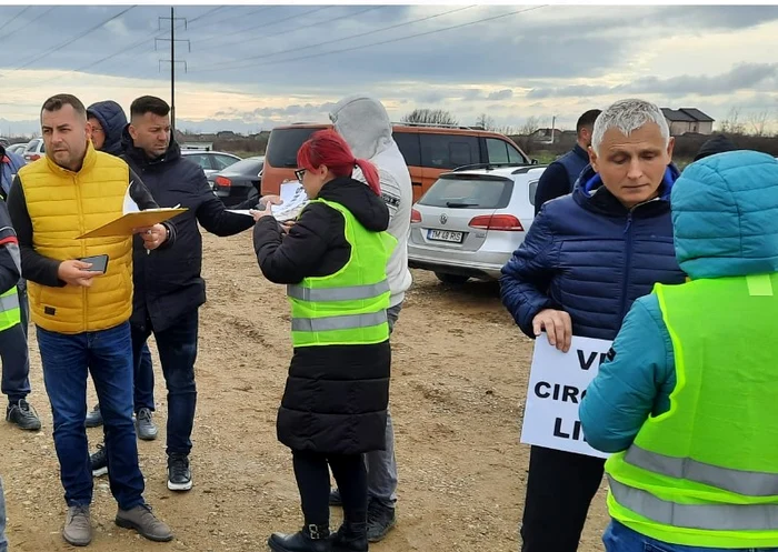 Cetățenii care vor un sens giratoriu pe Centura de Sud a Timișoarei au ieșit în stradă FOTO D.D.