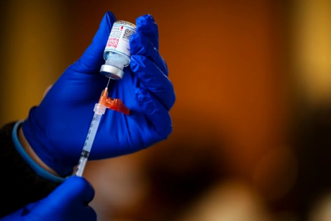 
    Cea mai vârstnică persoană vaccinată în România are 102 ani şi 7 lunifoto: AFP  
