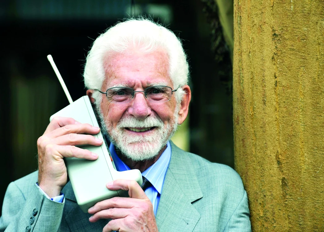 Martin Cooper, cu primul telefon mobil funcţional FOTO Reuters