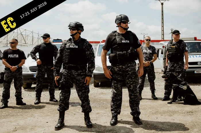 Unii internauţi i-au întrebat pe poliţişti dacă merg la festival sau vor să bată pe cineva. FOTO: Poliţia Română
