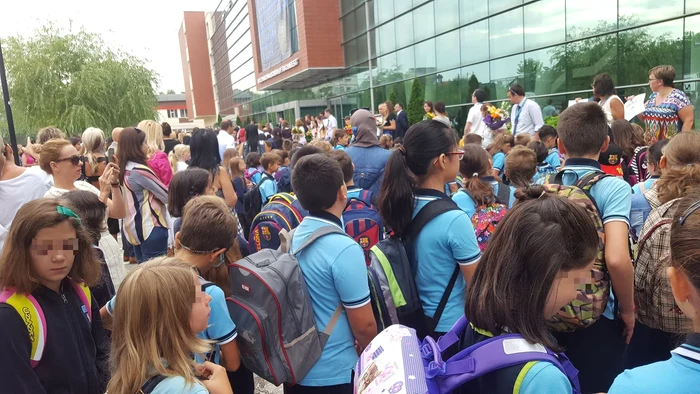 Andreea Marin și-a condus fiica la prima zi de școală, după vacanță