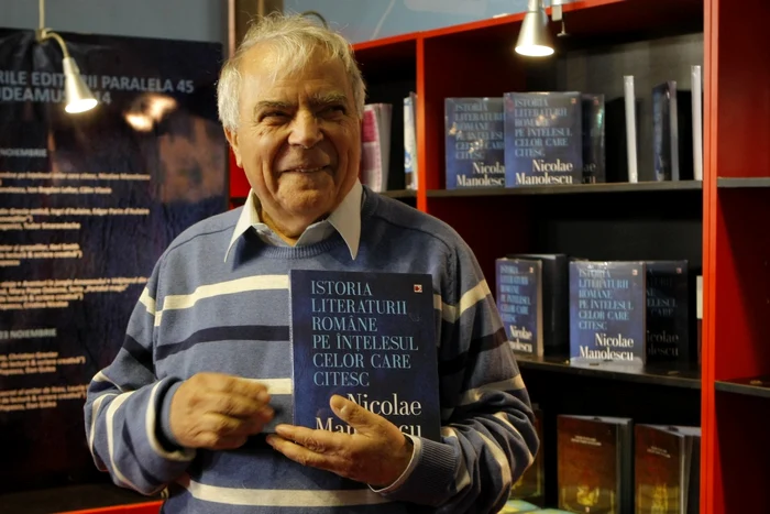 Nicolae Manolescu a lansat la Gaudeamus „Istoria literaturii române pe înţelesul celor care citesc” FOTO Eduard Enea