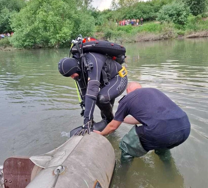 O fetiţă de opt ani a murit înecată în Crişul Negru, sub privirile surorii mai mari, care plângea neputincioasă pe mal