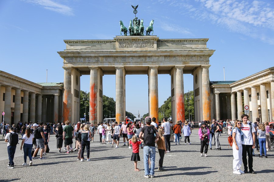 Activiști ecologiști au vopsit cu spray poarta Brandenburg din Berlin. Care au fost cererile manifestanților FOTO VIDEO