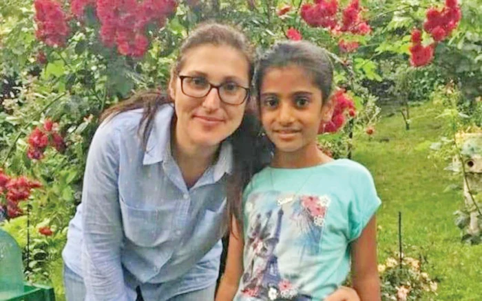 Copila de 8 ani se află acum la Ramona Săcărin, mama adoptivă