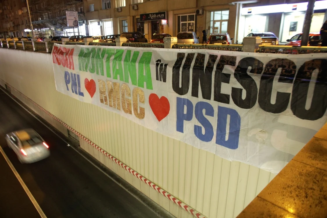 Banner amplasat de activişti pe un pod rutier din Bucureşti