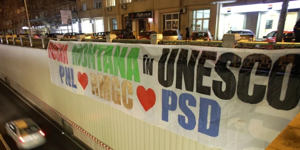 Un banner instalat în pasajul din Piaţa Victoriei lângă Guvernul Romaniei solicita inscrierea Rosia Montana in patrimoniul UNESCO FOTO Inquam Photos / Octav Ganea