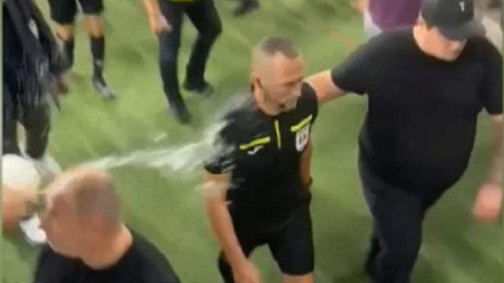 În Ghencea, ca-n Vestul Sălbatic. Ce a pățit arbitrul Ionuț Coza la finalul meciului FCSB - Poli Iași VIDEO