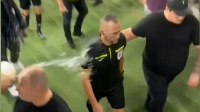 Arbitrul Ionuț Coza, stropit cu apă la ieșirea de pe teren. Captură TV