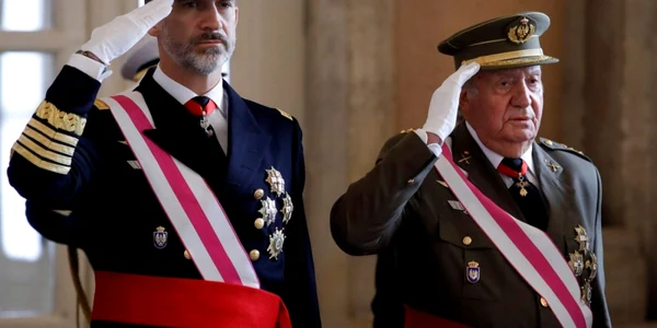 Regele emerit Juan Carlos I şi fiul sau actualul rege Felipe VI FOTO EPA-EFE