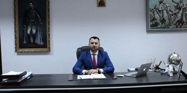 comesmazarianudirector