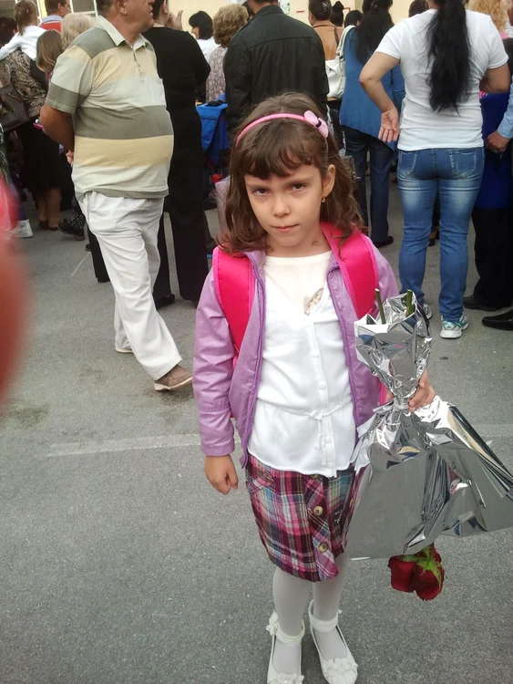 Amalia are 6 ani şi a intrat în clasa "zero"