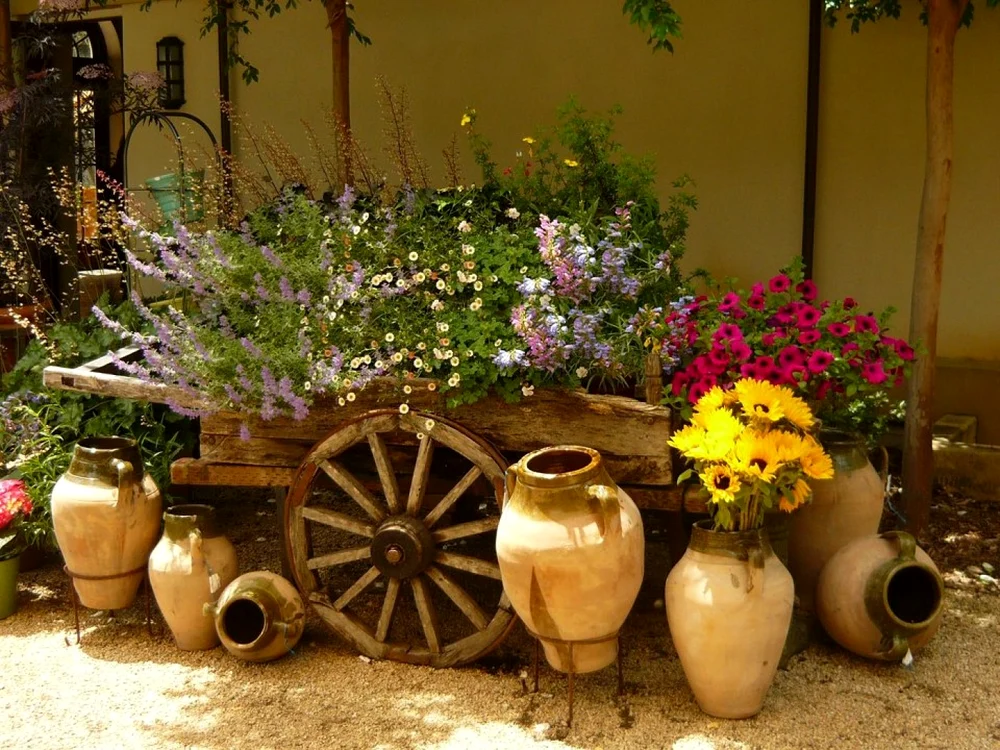 Idei pentru amenajarea grădinii cu flori FOTO: lynnsgiftandgarden.com
