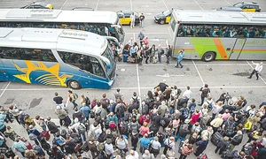 Personalul din gări a  îndepărtat pasagerii  de pe peroane jpeg