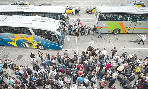 Personalul din gări a  îndepărtat pasagerii  de pe peroane jpeg