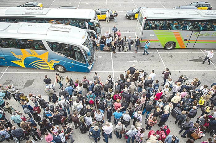 Personalul din gări a  îndepărtat pasagerii  de pe peroane