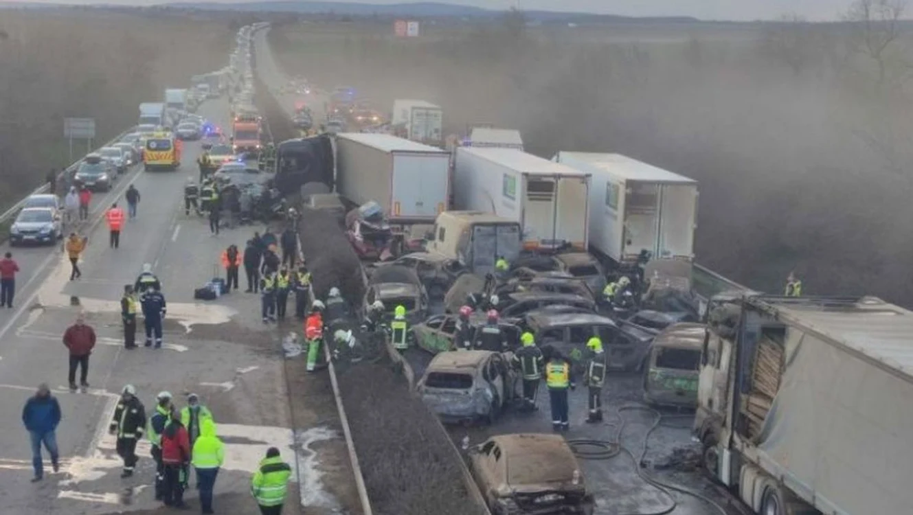 42 de camioane și autovehicule au fost implicate în accident (Foto: police.hu)