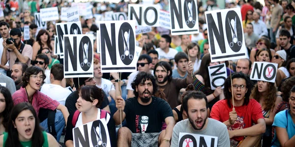 Tinerii spanioli s-au adunat pe străzile Madridului pentru a spune ”Nu!” tăierilor din Educație