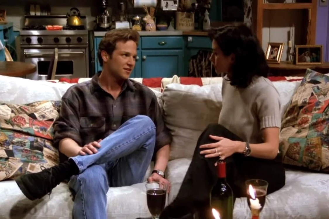 Stan Kirsch, alături de Courtney Cox, într-o scenă din serialul „Friends“