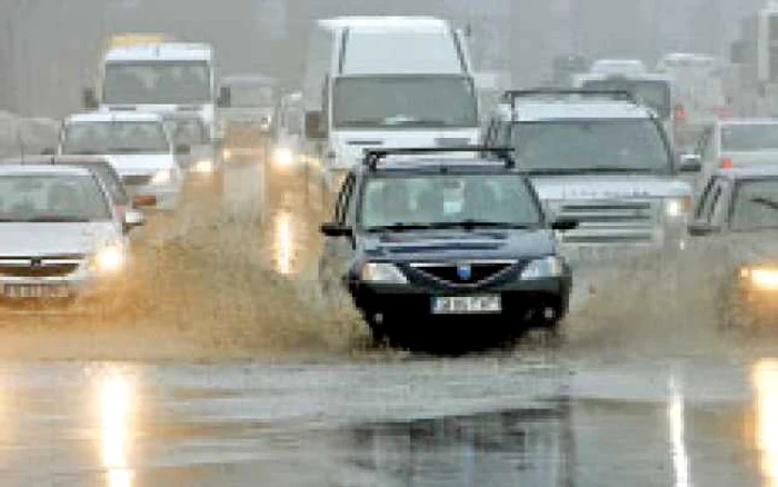 Topirea zăpezii a bulversat traficul în Bucureşti  