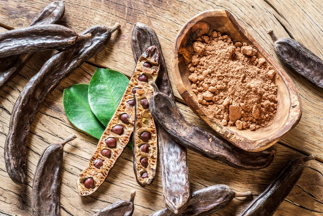 
    Pudra de carob sau de roșcove are un gust dulceag  