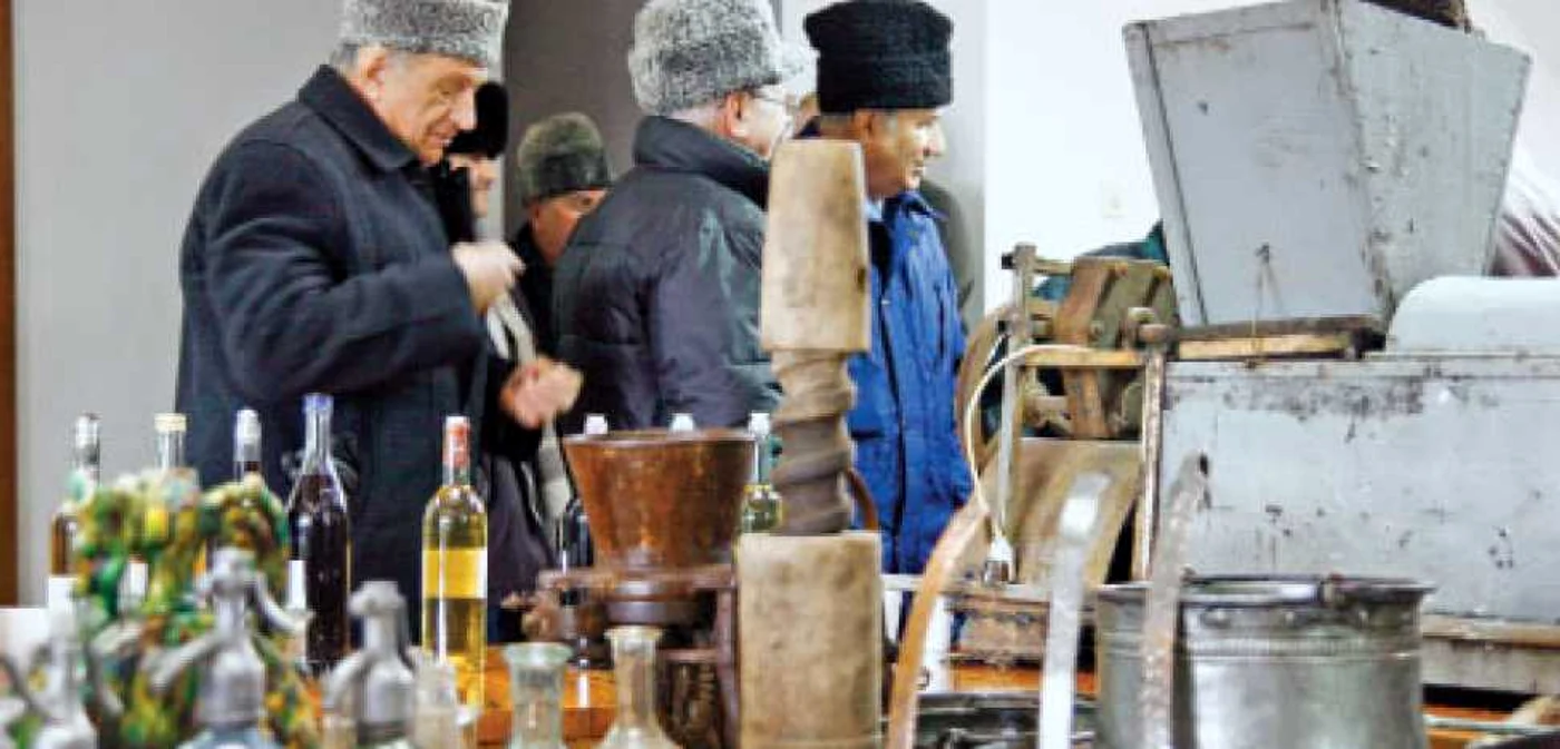 Locuitorii din Segarcea au venit la primărie cu sticle de vin şi obiectele care-i ajută în muncă