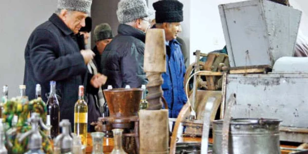 Locuitorii din Segarcea au venit la primărie cu sticle de vin şi obiectele care-i ajută în muncă