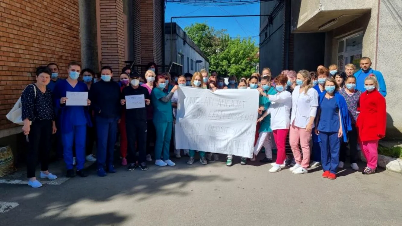 Angajaţii protestează în curtea unităţii medicale. Foto Adevărul