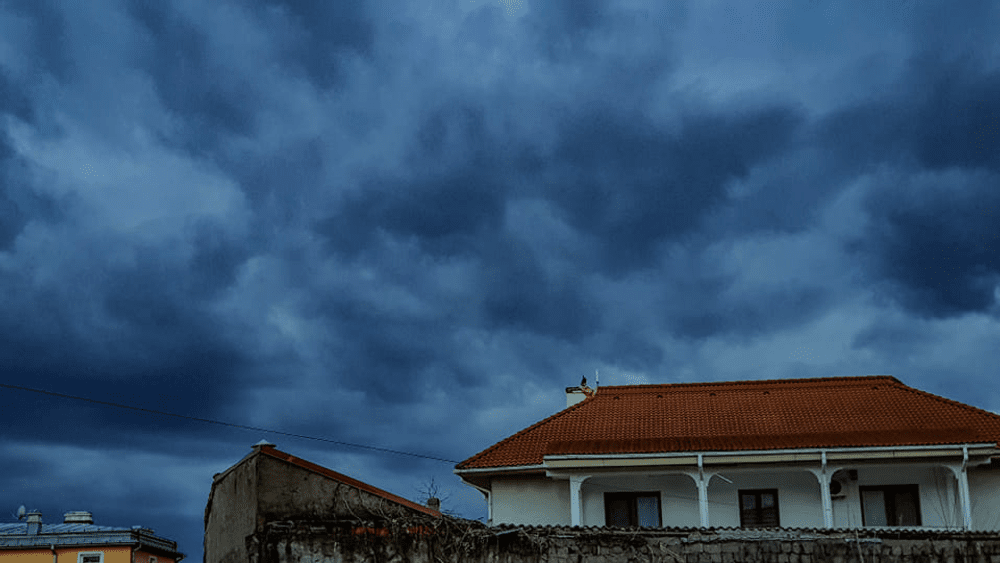 Iarna e ca vara. Ploaie cu grindină, în ianuarie, la Târgoviște. Ziua a avut o maximă de 22 grade Celsius VIDEO