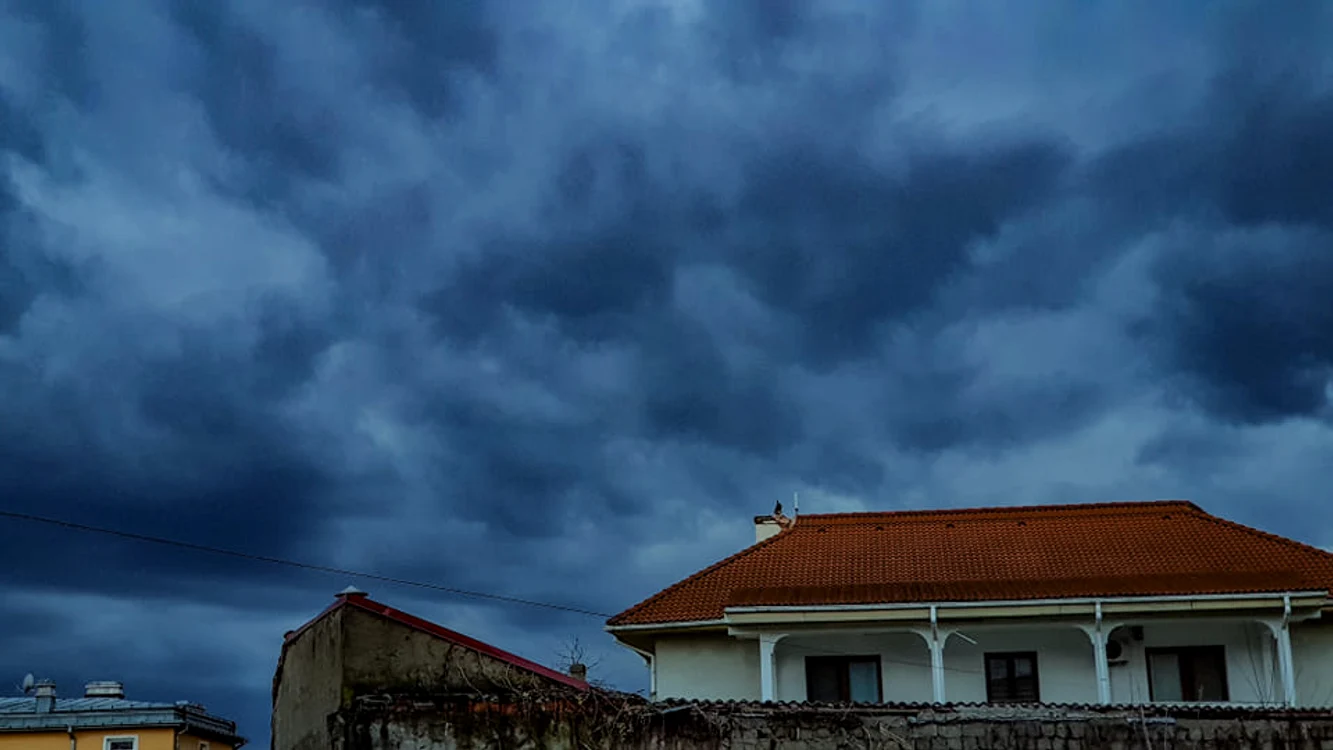 Rețelele sociale s-au umplut de filmulețe cu fenomenul meteo. FOTO Valentin Grigore / Facebook