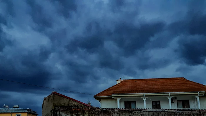 Rețelele sociale s-au umplut de filmulețe cu fenomenul meteo. FOTO Valentin Grigore / Facebook