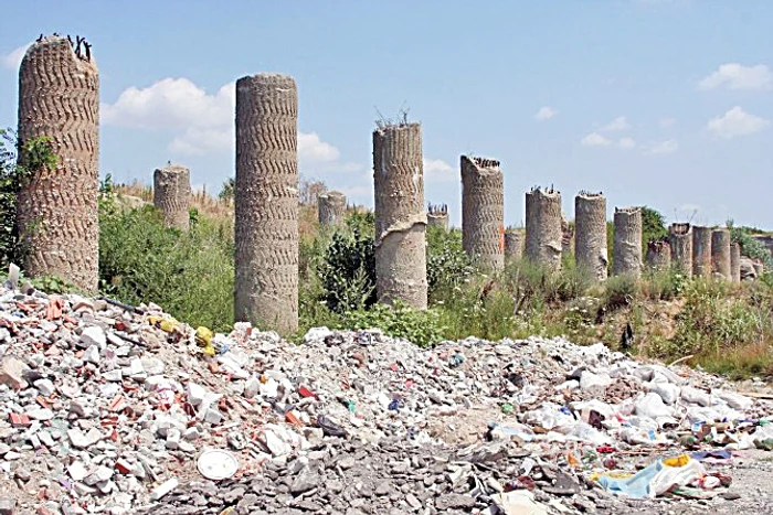 Aceşti piloni sunt acum o amintire. Ei au intrat la apă, în schimb gunoaiele “au înflorit”