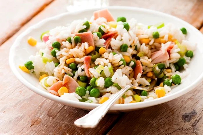 Dacă obișnuiești să mănânci orez reîncălzit, te poți îmbolnăvi 