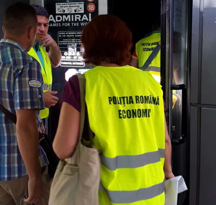 Oamenii legii caută probe și la domiciliile a două persoane fizice 