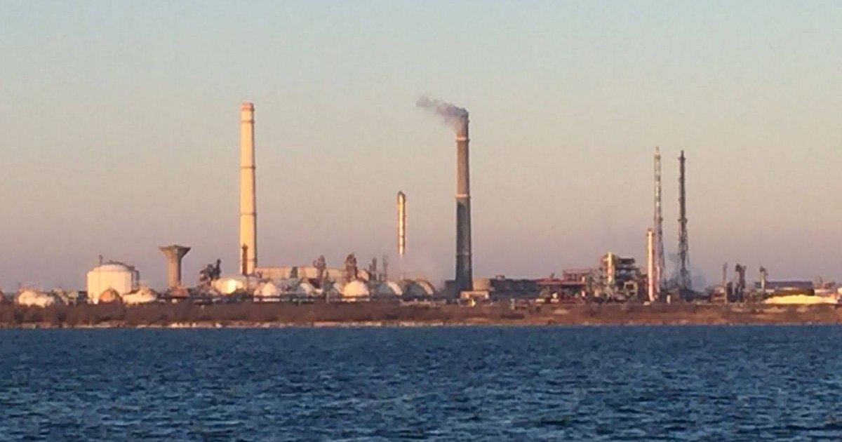 Amoniac scurs la rafinăria din Năvodari, Garda de Mediu a impus oprirea unei instalații