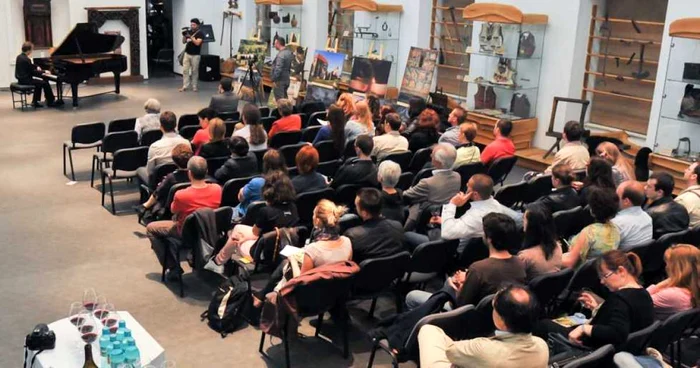 Expoziţie şi concert la „Manifest pentru România“.
