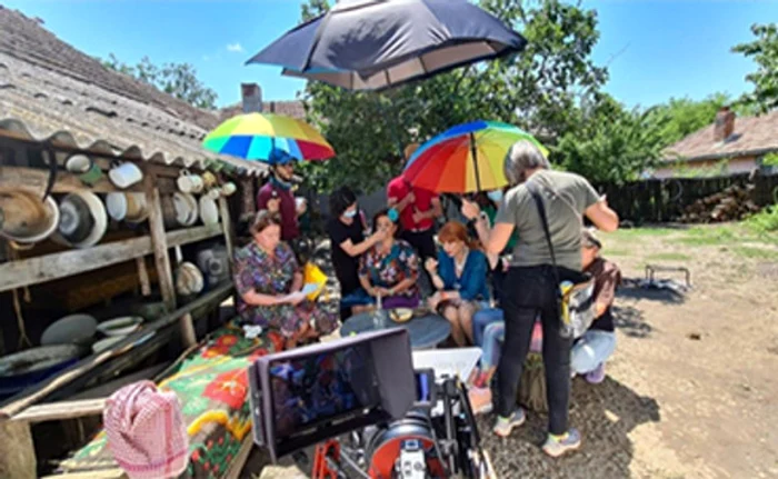 
    Actrițele din serial sunt foarte bune prietene atât la muncă, cât și în realitate  