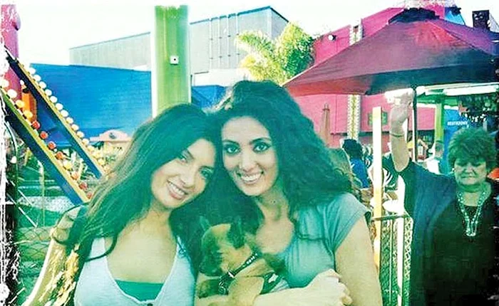 
    Paula și  Claudia Pavel  locuiesc  împreună  