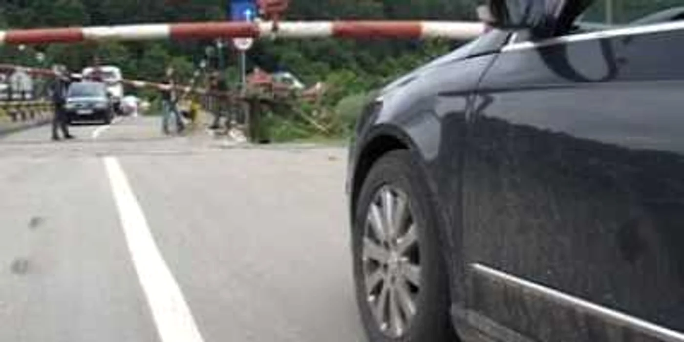 Hunedoara: A intrat cu maşina în bariera de la calea ferată şi a fugit
