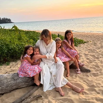 Laura Cosoi, alături de cele 4 fiice, Rita, Vera, Aida și Lara. FOTO: Instagram