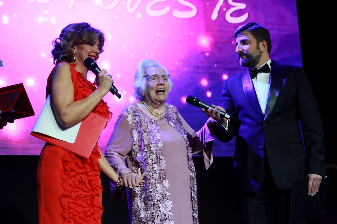 Victoria Manolescu a fost premiată pe scena Teatrului Metropolis Fotografii: Sever Gheorghe/CSMB