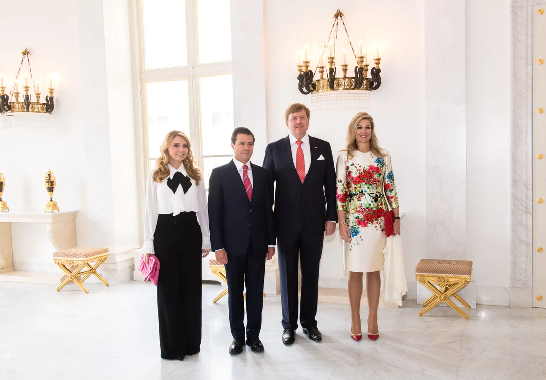 Le président du Mexique et sa femme lors de la cérémonie d'accueil au palais Noordeinde par le couple royal à La Haye jpeg
