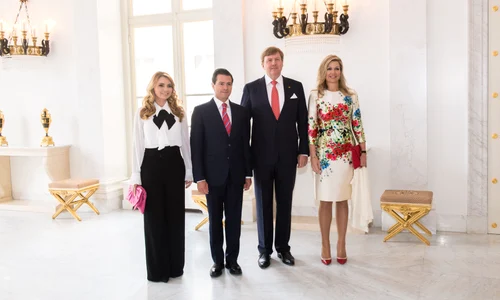 Le président du Mexique et sa femme lors de la cérémonie d'accueil au palais Noordeinde par le couple royal à La Haye jpeg