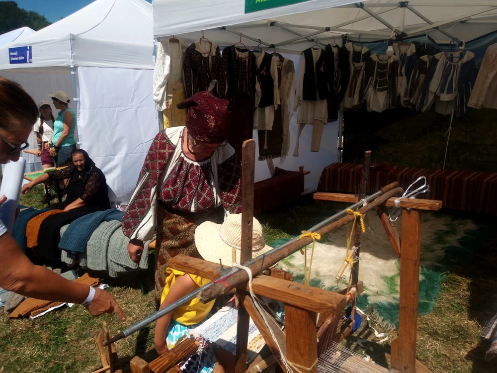 Meşterul popular Viorica Olivotto din Nucşoara a organizat ateliere de ţesut pentru copii FOTO: Denis Grigorescu