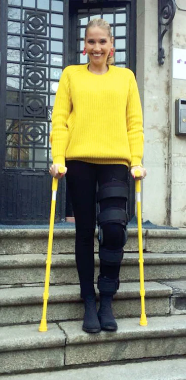 Pe cele galbene cu puloverul...