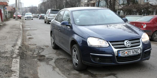 Gropile de pe străzi au devenit o obişnuinţă pentru ieşeni