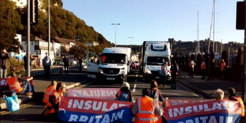 Activişti ecologişti ai grupării „Insulate Britain” au blocat accesul în portul Dover FOTO Twitter