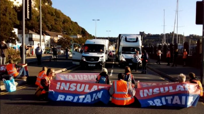 Activişti ecologişti ai grupării „Insulate Britain” au blocat accesul în portul Dover FOTO Twitter