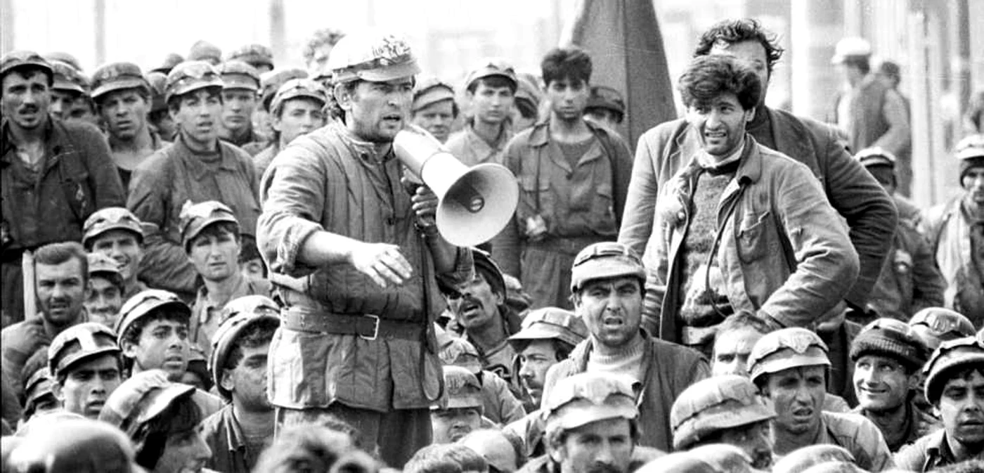 Iunie 1990: Miron Cozma le dă indicaţii minerilor FOTO Arhivă Mediafax